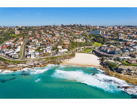 Oceanside Elegance At Superb Home Steps From Sand - Yamba Accommodation 23