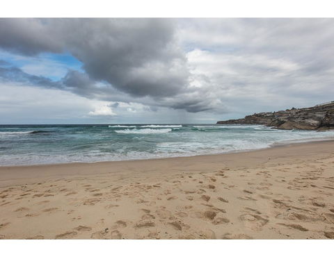 Oceanside Elegance At Superb Home Steps From Sand - Yamba Accommodation 22
