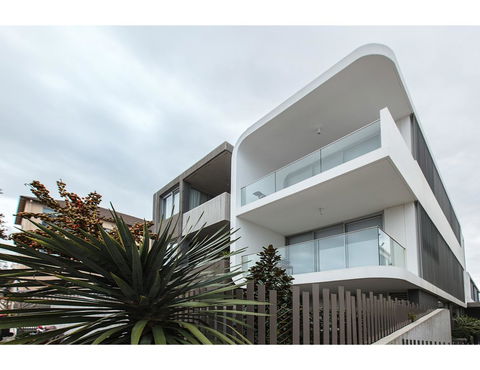 Oceanside Elegance At Superb Home Steps From Sand - Yamba Accommodation 19