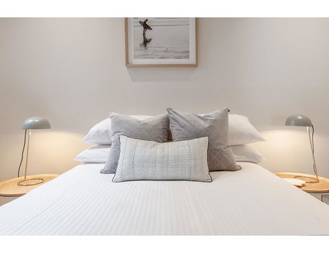 Oceanside Elegance At Superb Home Steps From Sand - Yamba Accommodation 11