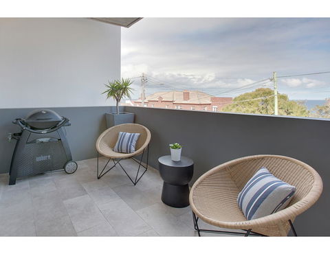 Oceanside Elegance At Superb Home Steps From Sand - Yamba Accommodation 14