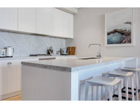 Oceanside Elegance At Superb Home Steps From Sand - Yamba Accommodation 2