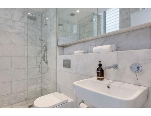 Oceanside Elegance At Superb Home Steps From Sand - Yamba Accommodation 12