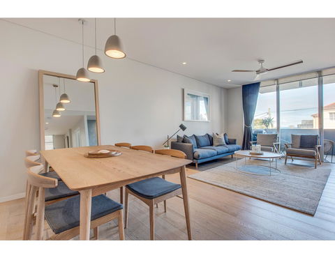 Oceanside Elegance At Superb Home Steps From Sand - Yamba Accommodation 5