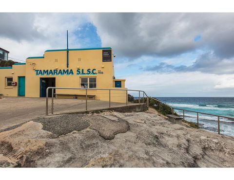 Oceanside Elegance At Superb Home Steps From Sand - Yamba Accommodation 21