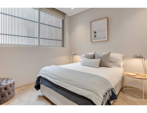 Oceanside Elegance At Superb Home Steps From Sand - Yamba Accommodation 9
