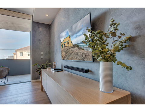 Oceanside Elegance At Superb Home Steps From Sand - Yamba Accommodation 13