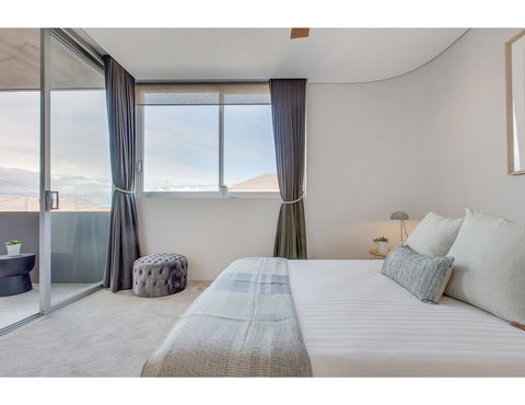 Oceanside Elegance At Superb Home Steps From Sand - Yamba Accommodation 10