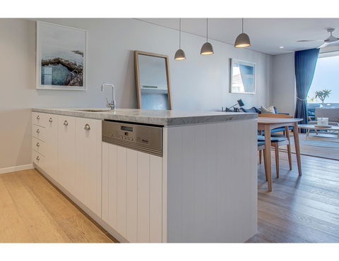 Oceanside Elegance At Superb Home Steps From Sand - Yamba Accommodation 8
