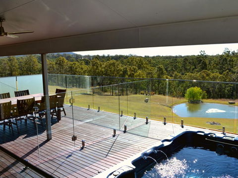 Wine Country Villas - Yamba Accommodation 11