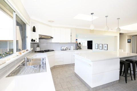 Neptune I Absolute Beachfront I Stunning Views - Yamba Accommodation 8
