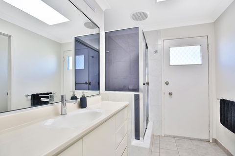 Neptune I Absolute Beachfront I Stunning Views - Yamba Accommodation 19