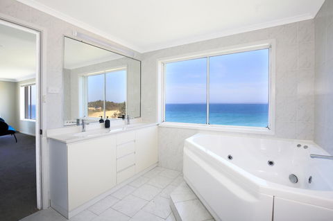 Neptune I Absolute Beachfront I Stunning Views - Yamba Accommodation 18