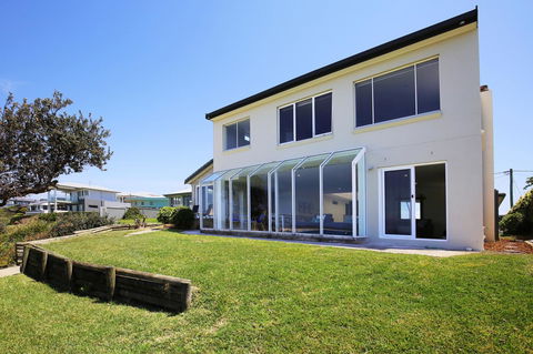 Neptune I Absolute Beachfront I Stunning Views - Yamba Accommodation 26
