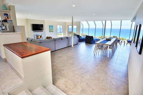 Neptune I Absolute Beachfront I Stunning Views - Yamba Accommodation 2