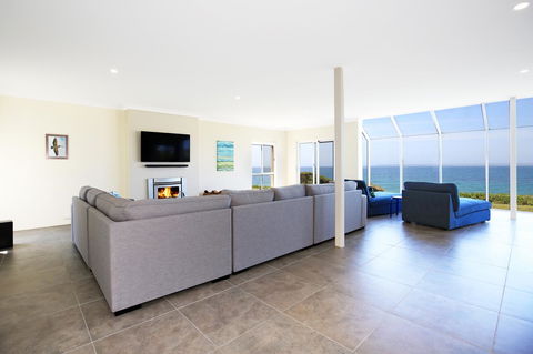 Neptune I Absolute Beachfront I Stunning Views - Yamba Accommodation 3