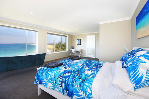 Neptune I Absolute Beachfront I Stunning Views - Yamba Accommodation 11