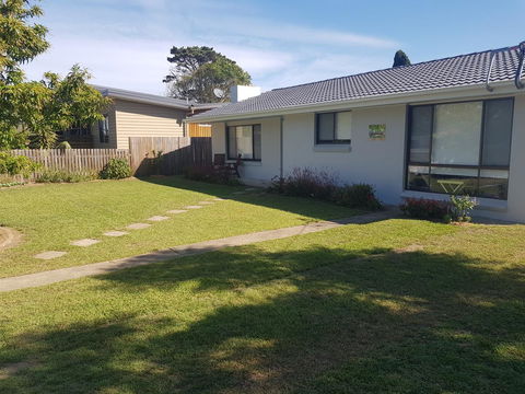Golden Hill Cottage - Yamba Accommodation 0
