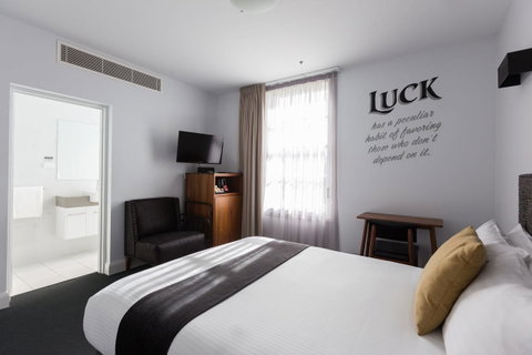 The Lucky Hotel - Yamba Accommodation 24