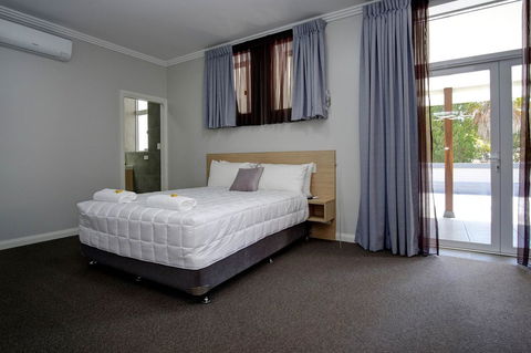 Lakes And Ocean Hotel Forster - Yamba Accommodation 19