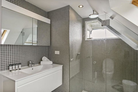 Summery, Spacious 4 Bed Home In Kurraba Point - Yamba Accommodation 9