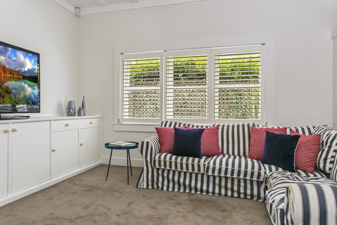 Summery, Spacious 4 Bed Home In Kurraba Point - Yamba Accommodation 12