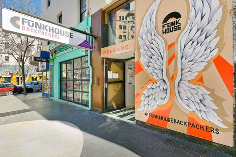 Mad Monkey Downtown - Yamba Accommodation 0