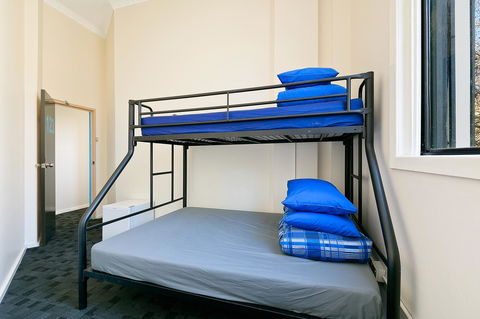 Mad Monkey Downtown - Yamba Accommodation 13