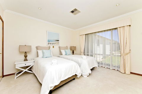 One Mile Mansion - Private Coastal Retreat FREE FAMILY ADVENTURE PASS - Yamba Accommodation 16