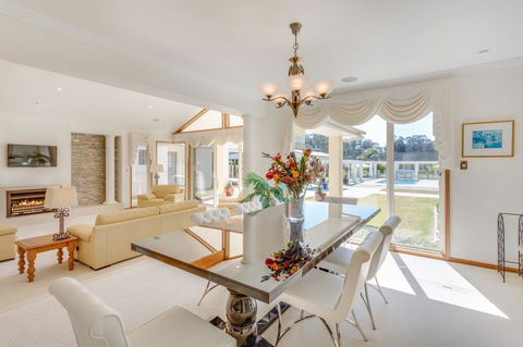One Mile Mansion - Private Coastal Retreat FREE FAMILY ADVENTURE PASS - Yamba Accommodation 10