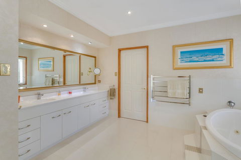 One Mile Mansion - Private Coastal Retreat FREE FAMILY ADVENTURE PASS - Yamba Accommodation 8