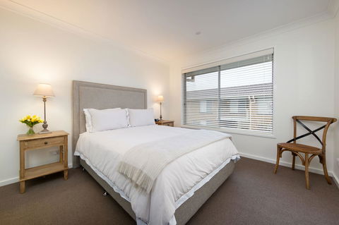 Sleeping In Style - Central & Sophisticated - Yamba Accommodation 3