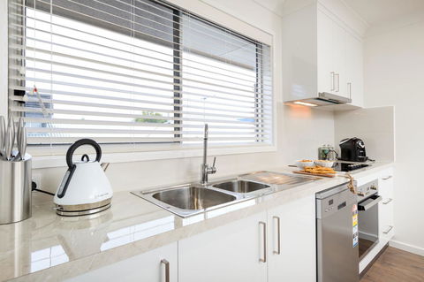 Sleeping In Style - Central & Sophisticated - Yamba Accommodation 4