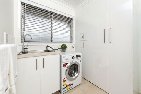 Sleeping In Style - Central & Sophisticated - Yamba Accommodation 2