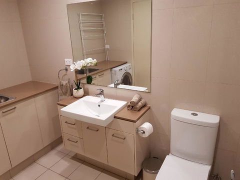 Darwin-Ocean Views, Tropical Getaway, Pool & Aircon - Yamba Accommodation 14