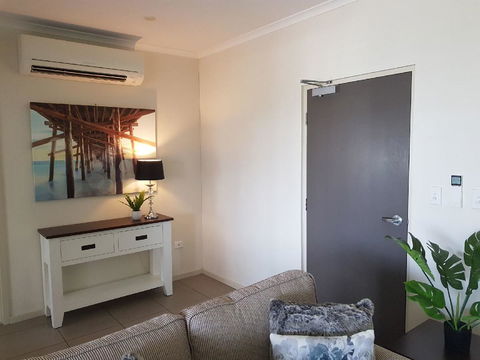 Darwin-Ocean Views, Tropical Getaway, Pool & Aircon - Yamba Accommodation 6
