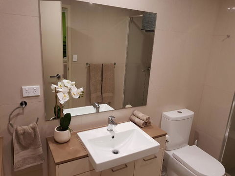 Darwin-Ocean Views, Tropical Getaway, Pool & Aircon - Yamba Accommodation 13