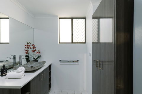CitySide Apartment - 2 Bedroom With Private Courtyard - Yamba Accommodation 21