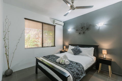 CitySide Apartment - 2 Bedroom With Private Courtyard - Yamba Accommodation 17