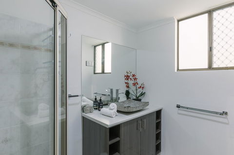 CitySide Apartment - 2 Bedroom With Private Courtyard - Yamba Accommodation 16