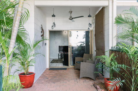 CitySide Apartment - 2 Bedroom With Private Courtyard - Yamba Accommodation 7