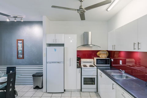 CitySide Apartment - 2 Bedroom With Private Courtyard - Yamba Accommodation 3