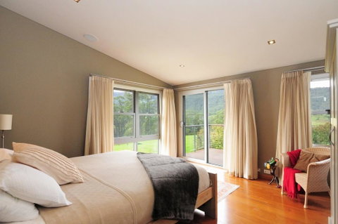 Bottlebrush Lodge - Great Views And A Pool! - Yamba Accommodation 3