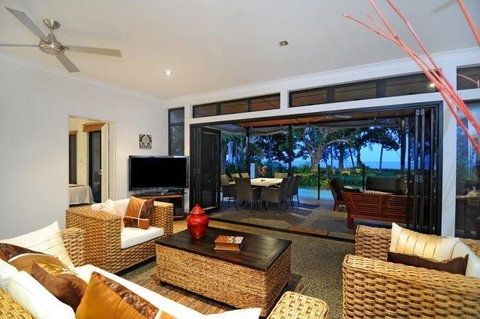 Bramston Beach - Luxury Holiday House - Yamba Accommodation 1