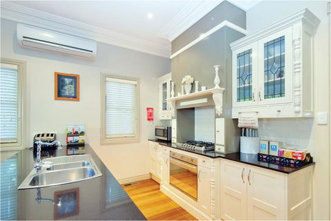 Brantwood Cottage Luxury Accommodation - Yamba Accommodation 1