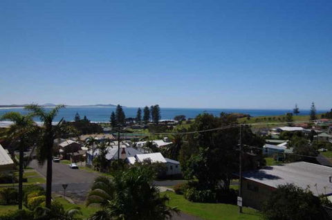 Breakers 1, 13 East Street - Yamba Accommodation 0
