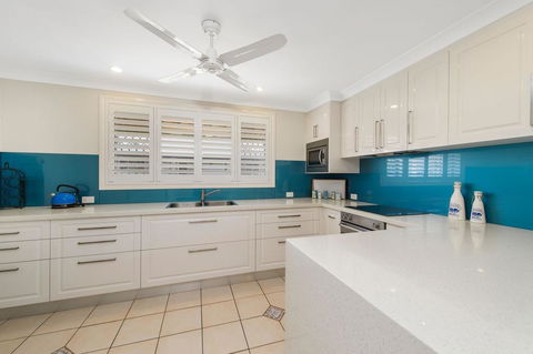 Burkeys, 5 Main Street - Yamba Accommodation 0