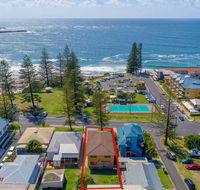 Burleigh House Opposite Main Beach - Views Sea Pool Linen and Free WiFi - Yamba Accommodation
