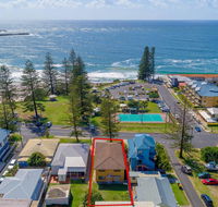 Burleigh Unit 2 -28 Clarence Street - Opposite Main Beach. - Yamba Accommodation