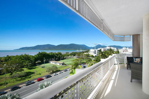 Cairns Luxury Seafront Apartment - Yamba Accommodation 2
